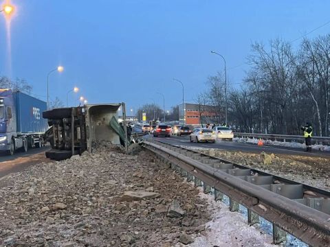 Убежавший прицеп грузовика спровоцировал массовое ДТП в Приморье