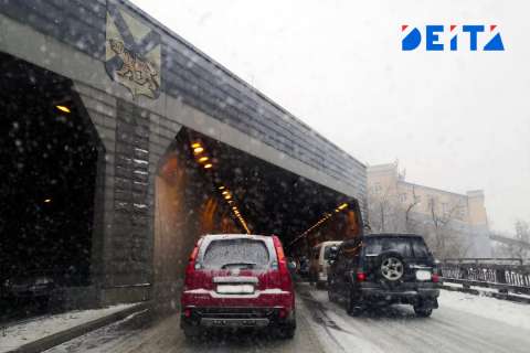 Владивосток встретил снежный циклон в заторах