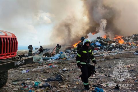 Мусорный полигон во Владивостоке тушат более суток