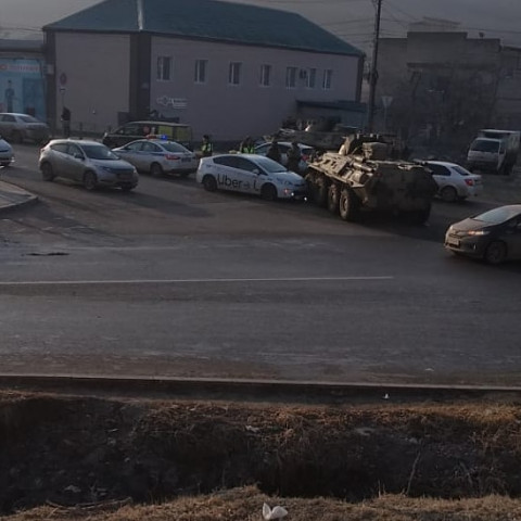 "Это Владивосток, детка": Тойота  угодила под колёса БТР
