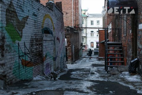 Старинные здания продолжают рассыпаться на глазах у прохожих в центре Владивостока