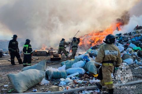 Тотальный досмотр мусоровозов ввели во Владивостоке из-за частых пожаров на городской свалке
