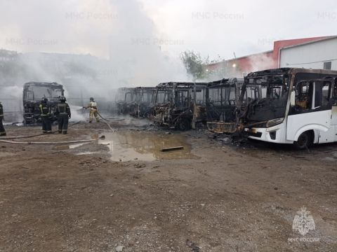 Рейсовые пассажирские автобусы сгорели на стоянке во Владивостоке этим утром