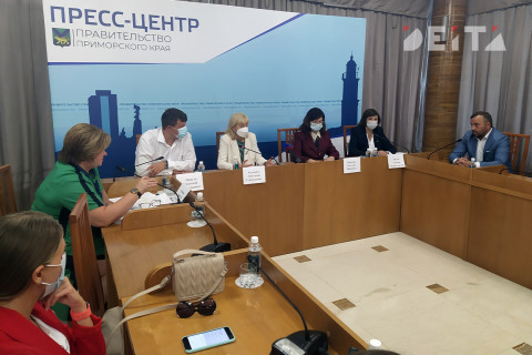 «Надо ускоряться»: Вакцинацию в Приморье обсудили за круглым столом