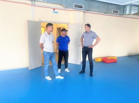 Качество ремонта спортзала в Тавричанке оценили в Заксобрании Приморья