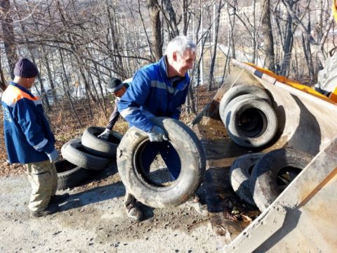 Вывозить старые шины с улиц города продолжают во Владивостоке