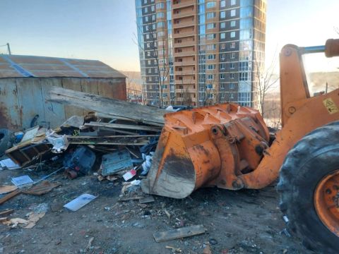 Мусор после демонтажа гаражей убирают во Владивостоке
