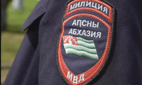 Протесты в Абхазии: толпа на грузовике прорвалась к зданию парламента