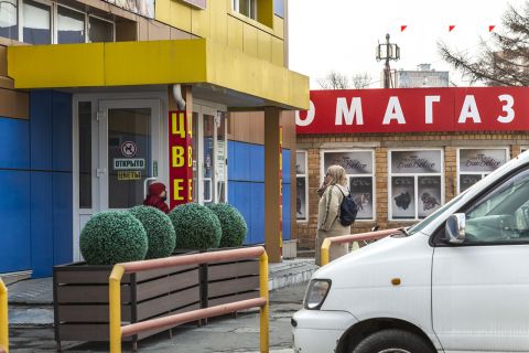 Потенциально незаконный придомовой магазин просят проверить владивостокцы чиновников