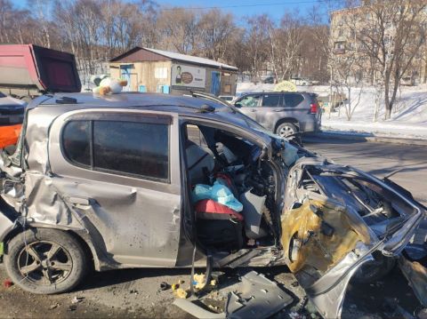 Прокуратура и полиция расследуют жёсткое ДТП с легковушкой и автобусом в Приморье