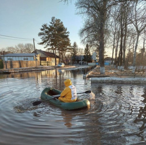 Дороги затоплены: горожанин отправился к мэру на лодке