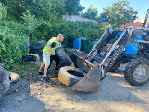 Старые автопокрышки убирают с улиц Владивостока