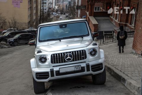 Джип горел утром во Владивостоке на парковке