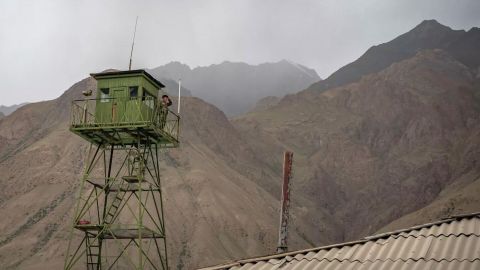 Военные столкновения начались на границе Таджикистана и Киргизии