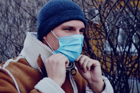 Масочный режим возвращается в регионы по всей стране