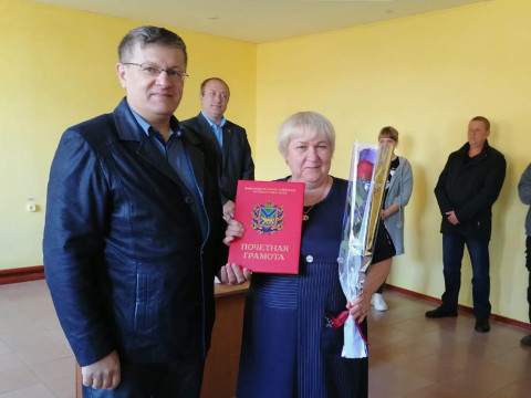 Автодорожников Партизанска поздравил депутат Владимир Хмелев