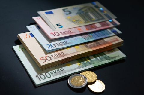 Названы купюры доллара и евро, которые не стоит хранить дома