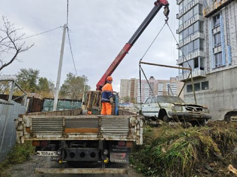 Автохламу не место на улицах: во Владивостоке убирают брошенные машины
