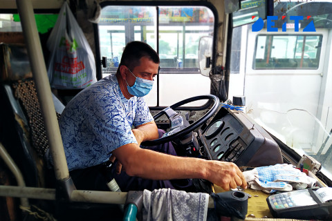 За таксистами и водителями автобусов установят слежку через браслеты