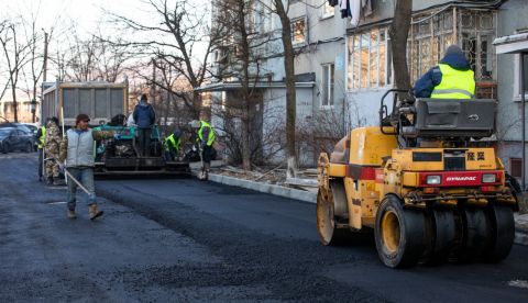Комплексное благоустройство дворов продолжают во Владивостоке