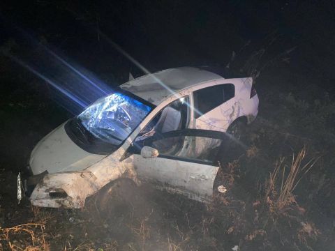Водитель без прав выехал на встречную полосу, врезался в УАЗ и улетел в кювет в Приморье
