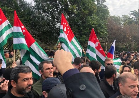 Президент Абхазии сбежал с переговоров с протестующей оппозицией
