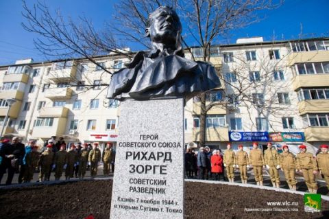 До 3 лет лишения свободы грозит женщине за  осквернение памятника Рихарду Зорге во Владивостоке