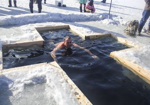 Кому нельзя окунаться в прорубь на Крещение, напомнили врачи