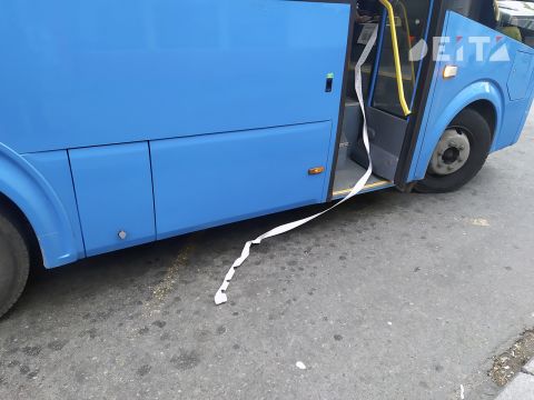 Водитель автобуса во Владивостоке не уехал в рейс по расписанию, потому что отвлекался на телефон