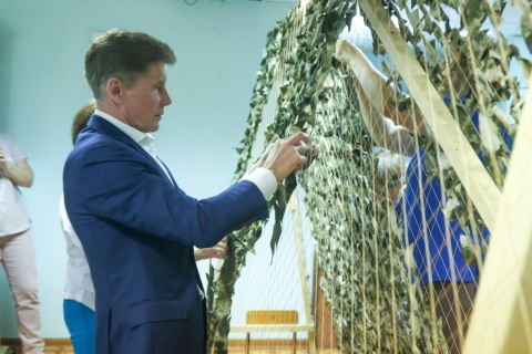 Губернатор Приморья помог в плетении маскировочной сети 