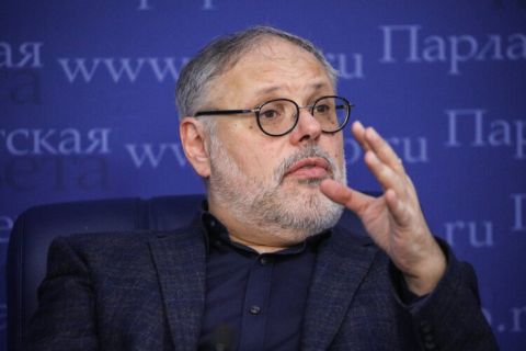 Может ли резко подскочить курс доллара, рассказал Хазин