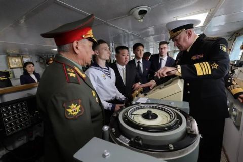 Ким Чен Ын и Шойгу осмотрели корабль ТОФ