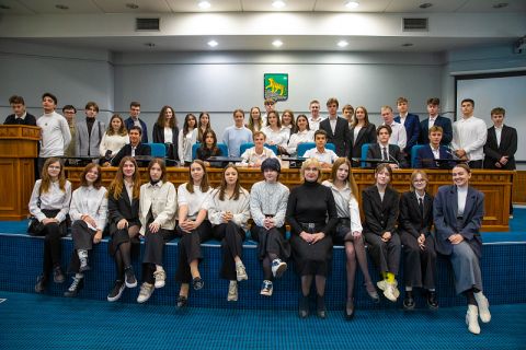Мэрию Владивостока показали ученикам первого в ДФО класса администрации