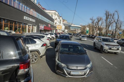 Денежную ношу водителей решили сократить в России 