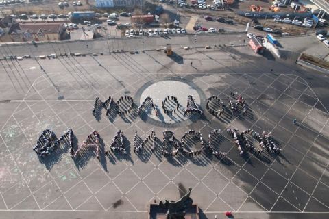 Надпись «Молодой Владивосток» выстроили жители города