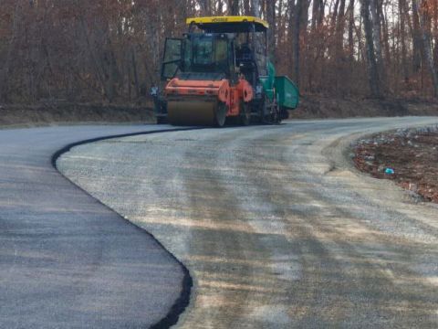 Дорожники Владивостока продолжают укладывать асфальт к детскому центру «Маяк»