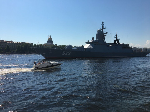Корабли выстраиваются в парадном строю ко дню ВМФ
