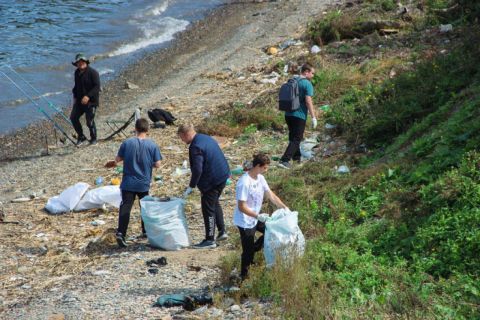 Бухту в центре Владивостока чистили от мусора