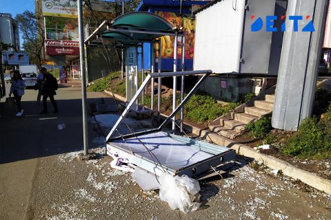 Ветер во Владивостоке уничтожил остановочный павильон, простоявший всего два года