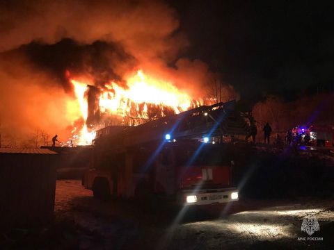 Склады горят во Владивостоке: еще один пожар на острове Русский