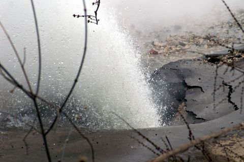 Дорогу во Владивостоке затопило в крещенский мороз