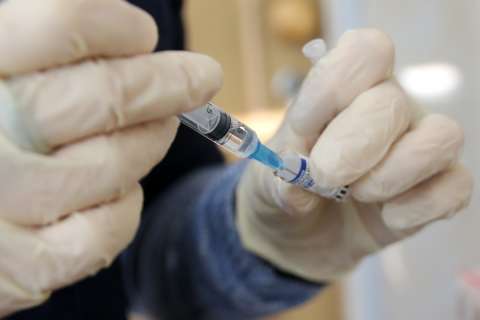 Афроамериканцы гибнут от COVID-вакцин чаще белых: случай или системный расизм 