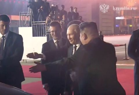 Ким и Путин на этикете: младший уступил место старшему в «Аурусе»