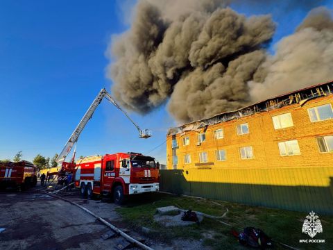 Ликвидация пожара на складах в Уссурийске продолжается со вчерашнего дня