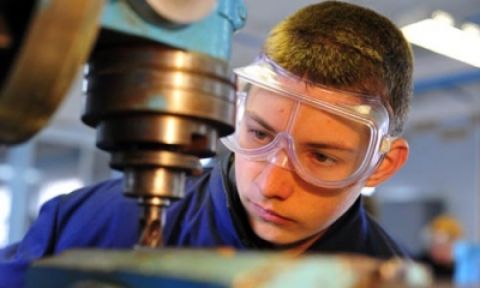 Подросткам в России хотят разрешить заниматься опасным трудом