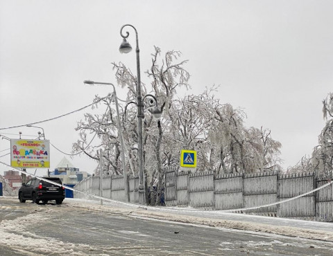 Приморье в ледяном плену без связи, света и дорог: фото