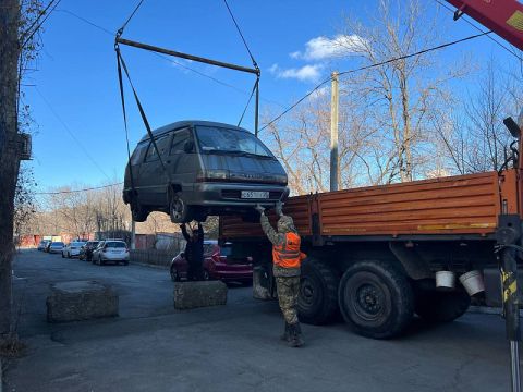 Брошенные автомобили продолжают вывозить с улиц Владивостока