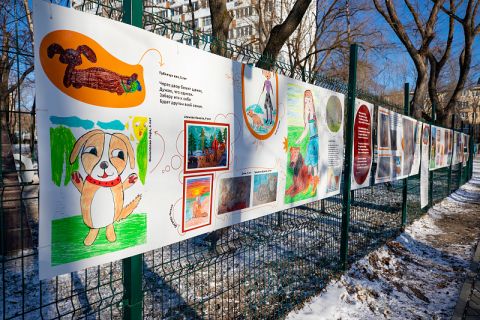 Тематическая выставка детских работ представлена под открытым небом