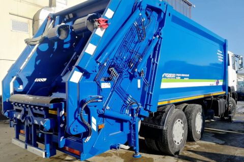 В Артёме водителя грузовика оштрафовали за нарушения после сброса мусора на трассе