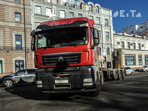 Грузовик опрокинулся на трассе под Владивостоком